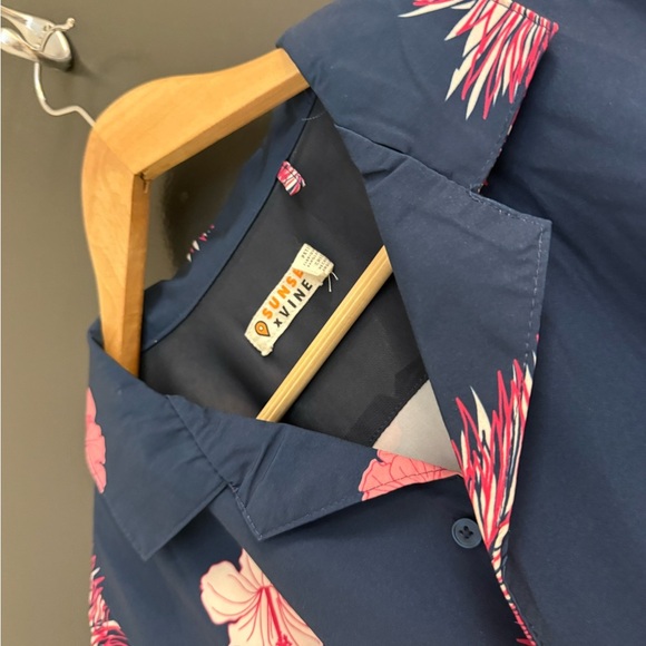 Sunset X Vine S Men's EUC/MINT condition Navy Shirt with Pink Pineapple Print - Picture 2 of 13